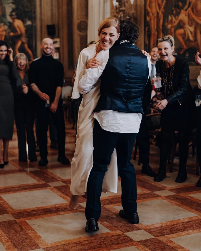 Se c’è una cosa certa, è che Veronica, Michele e i loro amici si sono DIVERTITI.🔥
Con quella carica, impossibile stare fermi!

E quando sono partiti i System of a Down…beh, l’ultima foto parla chiaro! 🤘🏻

#weddingparty #weddingphotographer #alternativewedding #rockwedding #weddingreportage  #documentarywedding
